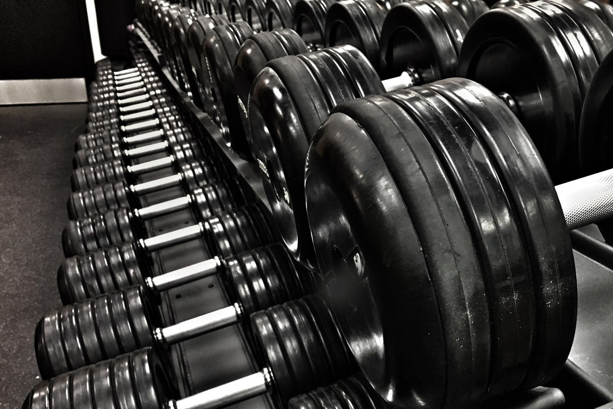 Rij zwarte dumbbells in een rek in de gym